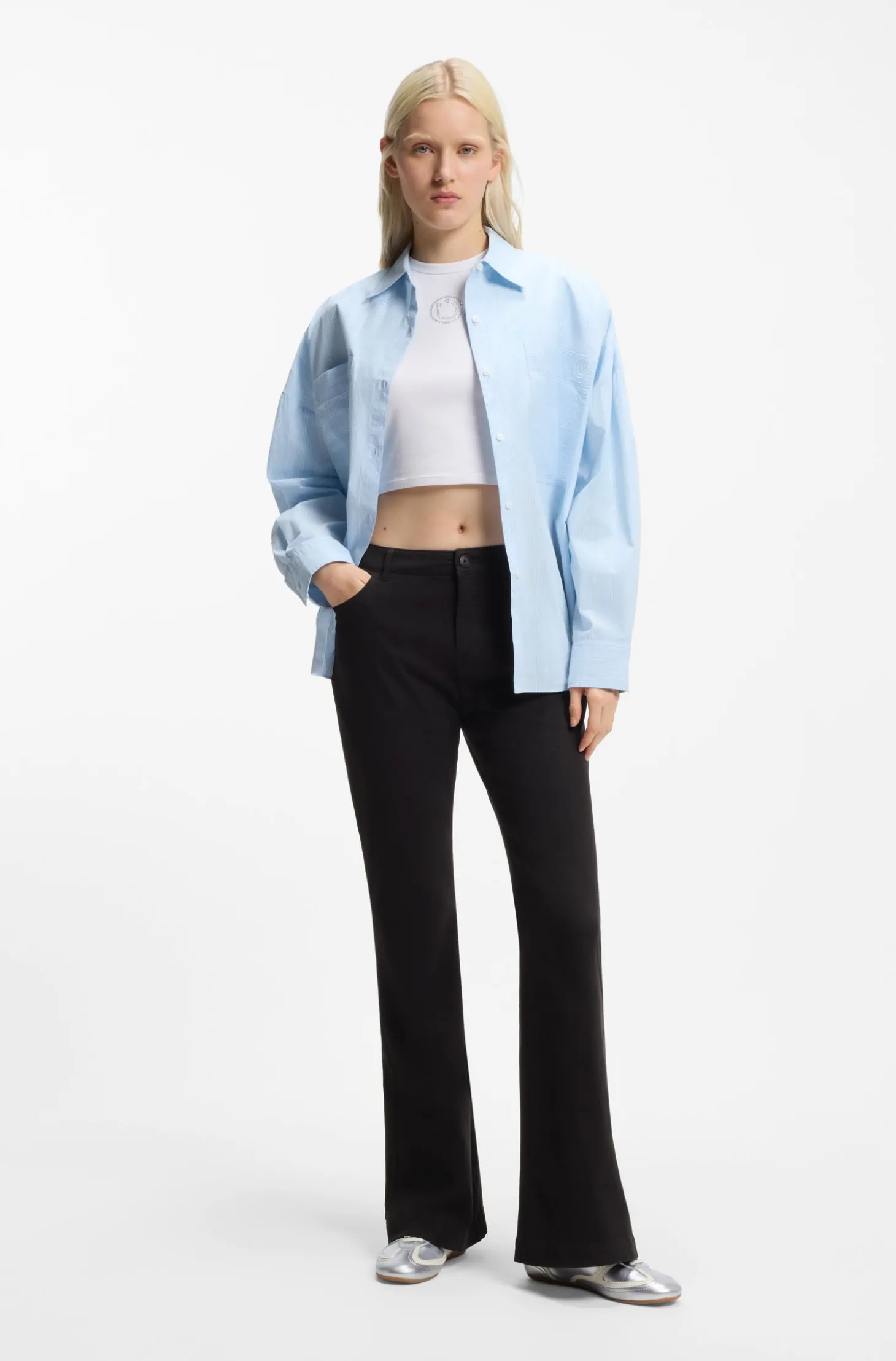 Slim-Fit Hose mit ausgestelltem Beinverlauf