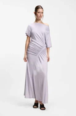 Slim-Fit Kleid mit gerafften Details