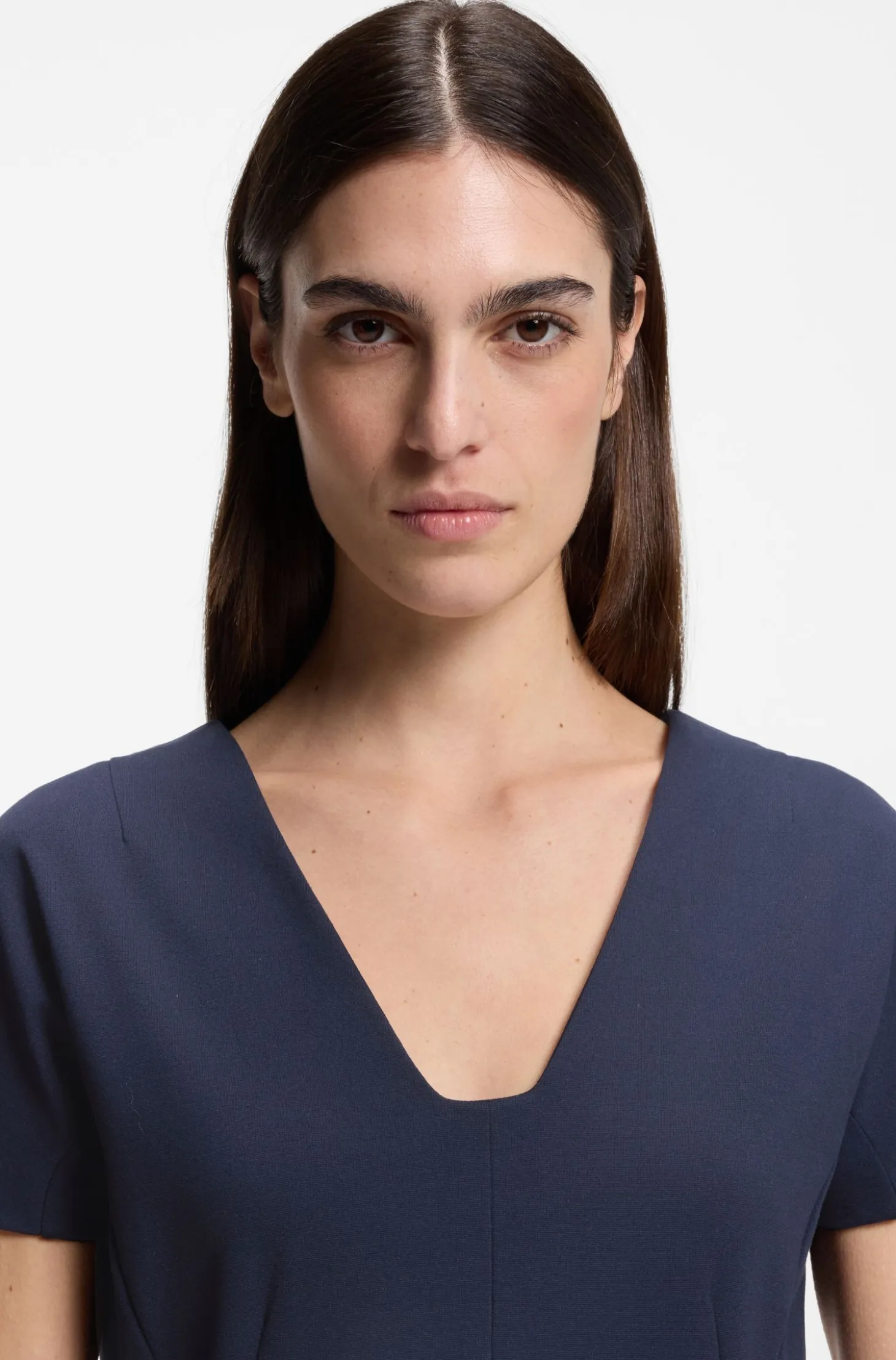 Slim-Fit Kleid mit Paspelierung an der Taille