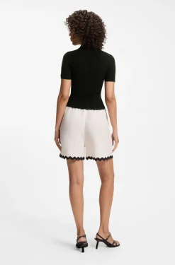 Slim-Fit Pullover mit Polokragen und Rippstruktur