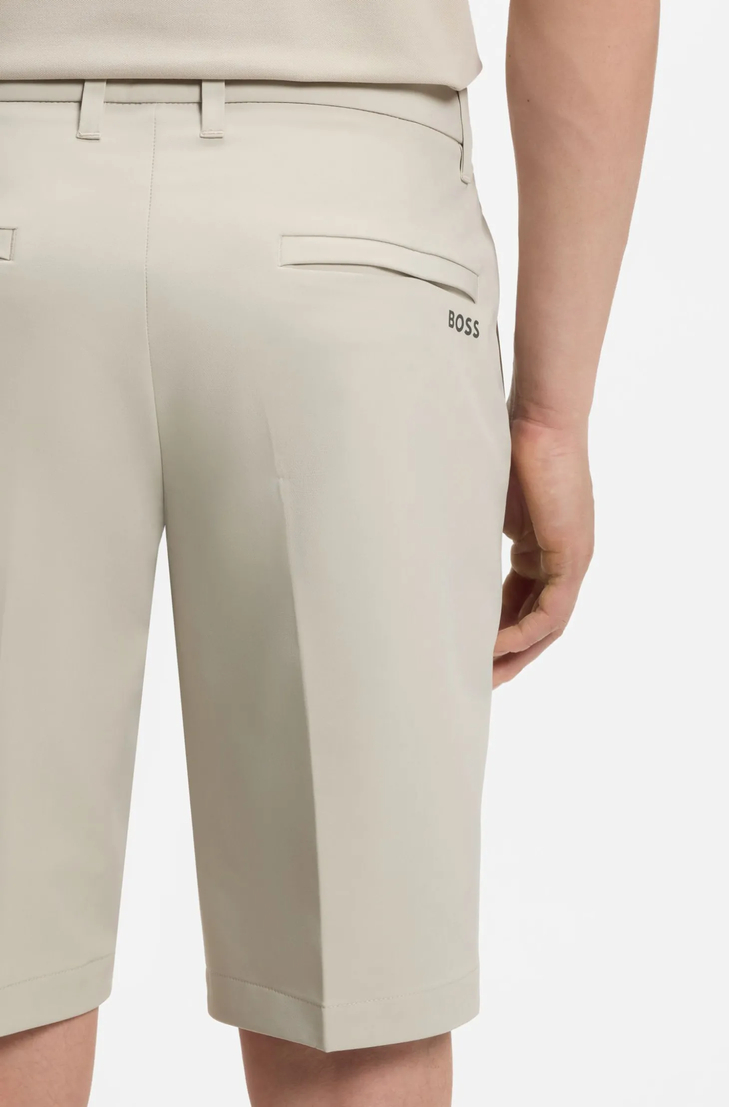 Slim-Fit Shorts aus wasserabweisendem Stretch-Gewebe