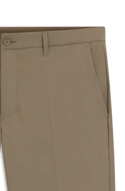 Slim-Fit Shorts aus wasserabweisendem Stretch-Gewebe