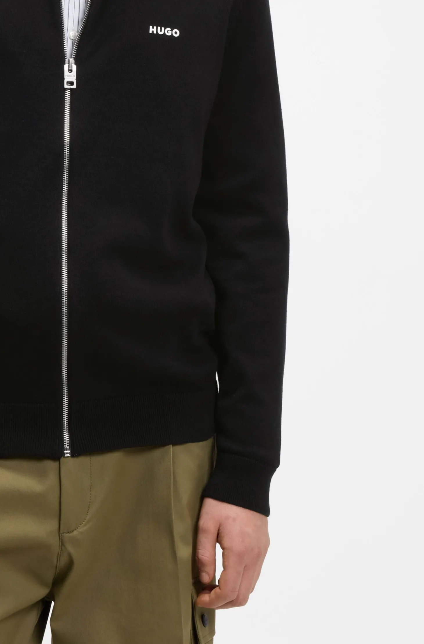 Slim-Fit Strickjacke aus Baumwolle mit Logo-Detail