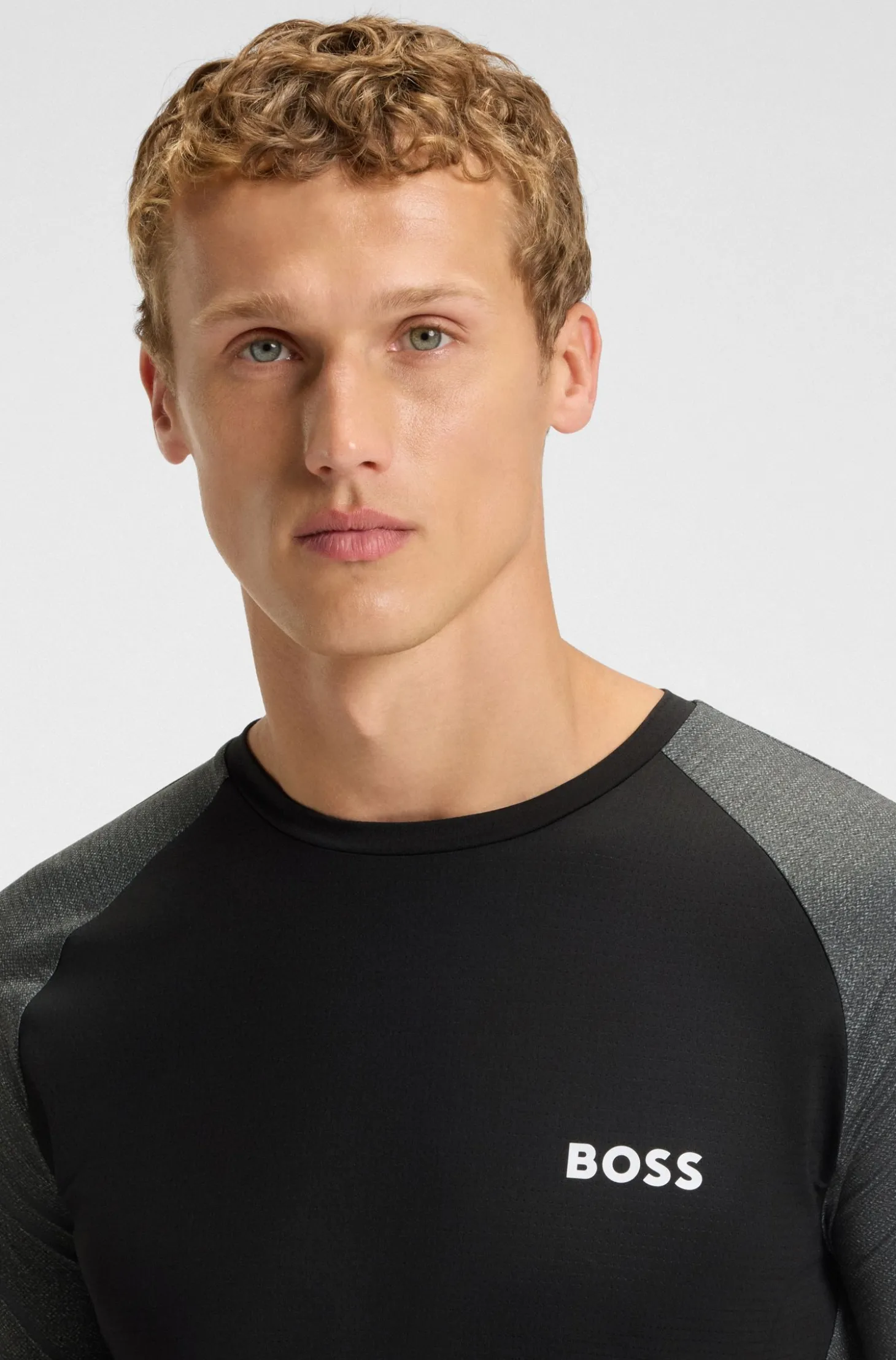 Slim-Fit T-Shirt aus Mesh-Jersey mit kontrastfarbenen Einsätzen