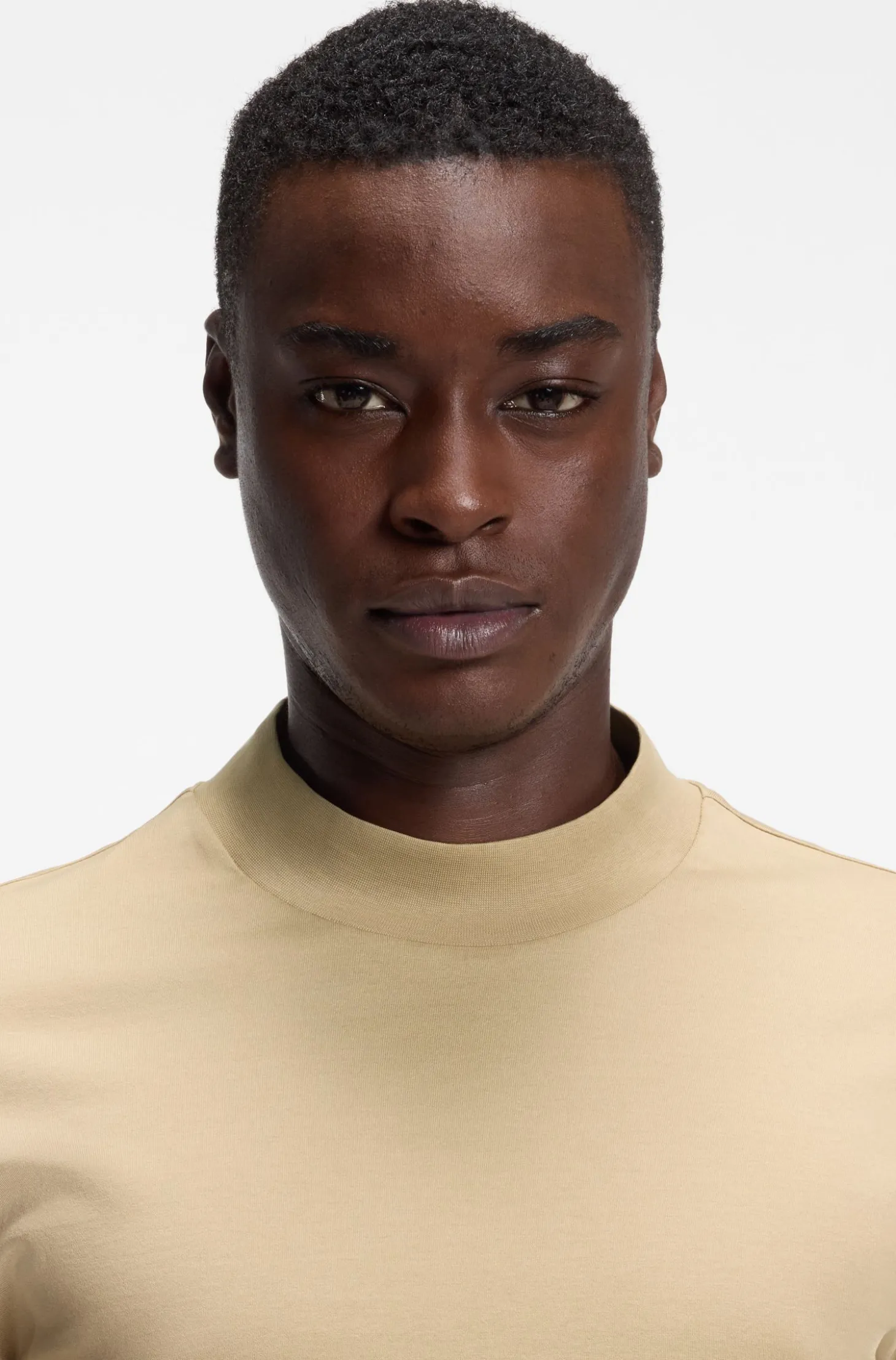 Slim-Fit T-Shirt aus Stretch-Baumwolle mit Stehkragen
