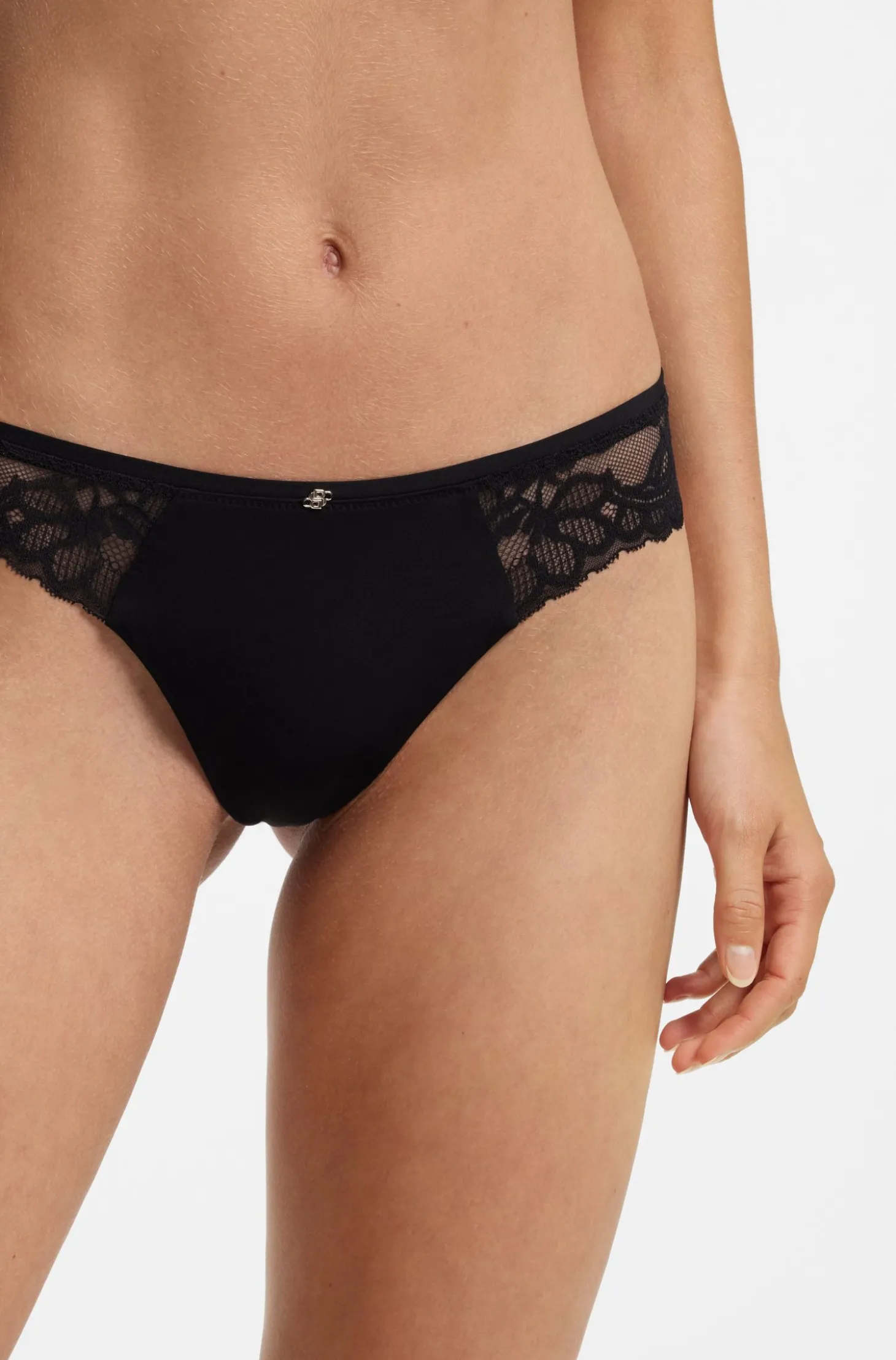 Slip aus Spitze mit plissiertem Mesh und goldenem Anhänger