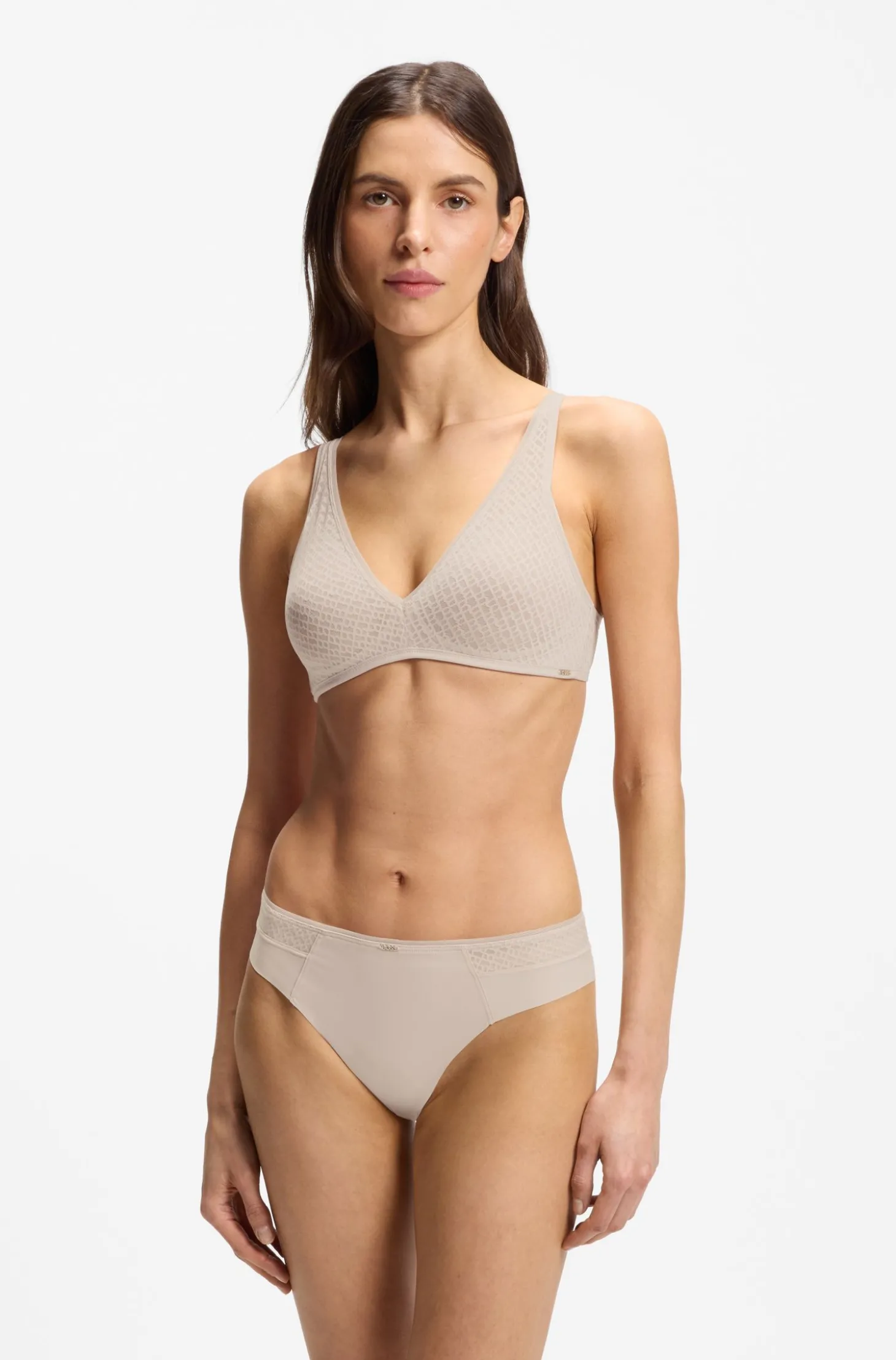 Slip mit niedriger Bundhöhe, goldfarbener Plakette und Monogramm-Spitze