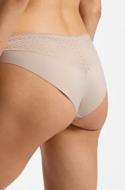 Slip mit niedriger Bundhöhe, goldfarbener Plakette und Monogramm-Spitze