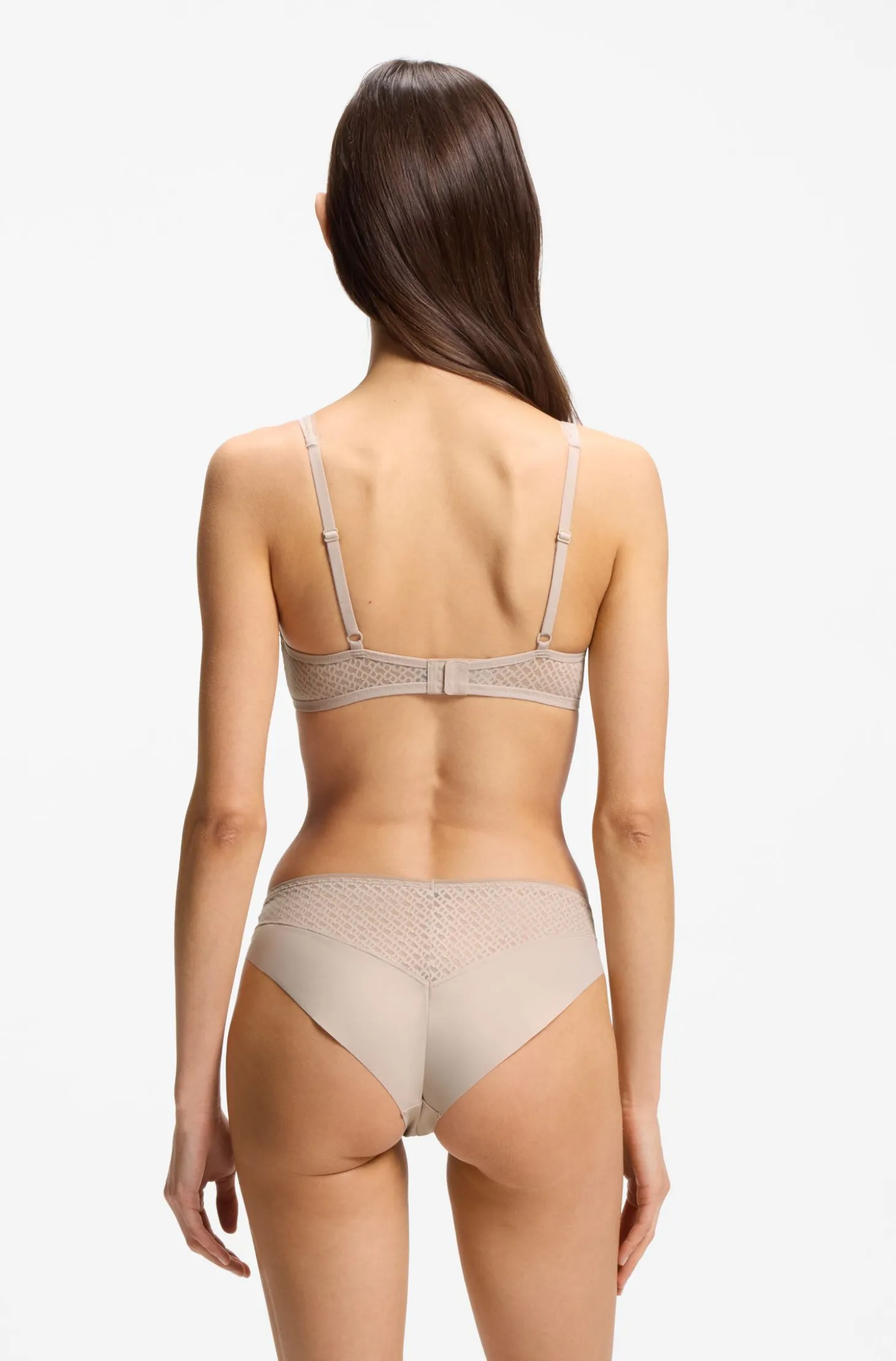 Slip mit niedriger Bundhöhe, goldfarbener Plakette und Monogramm-Spitze