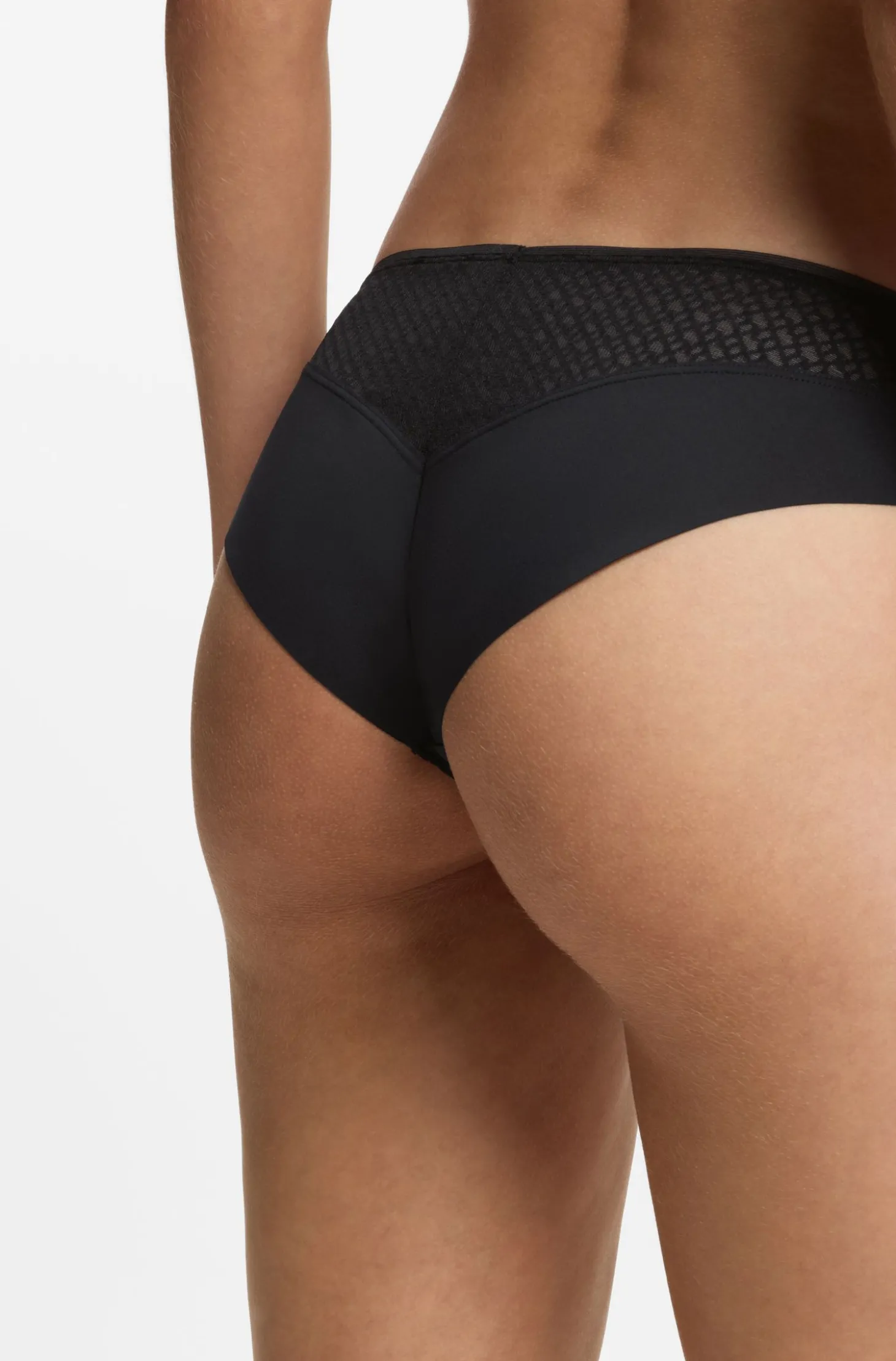 Slip mit niedriger Bundhöhe, goldfarbener Plakette und Monogramm-Spitze