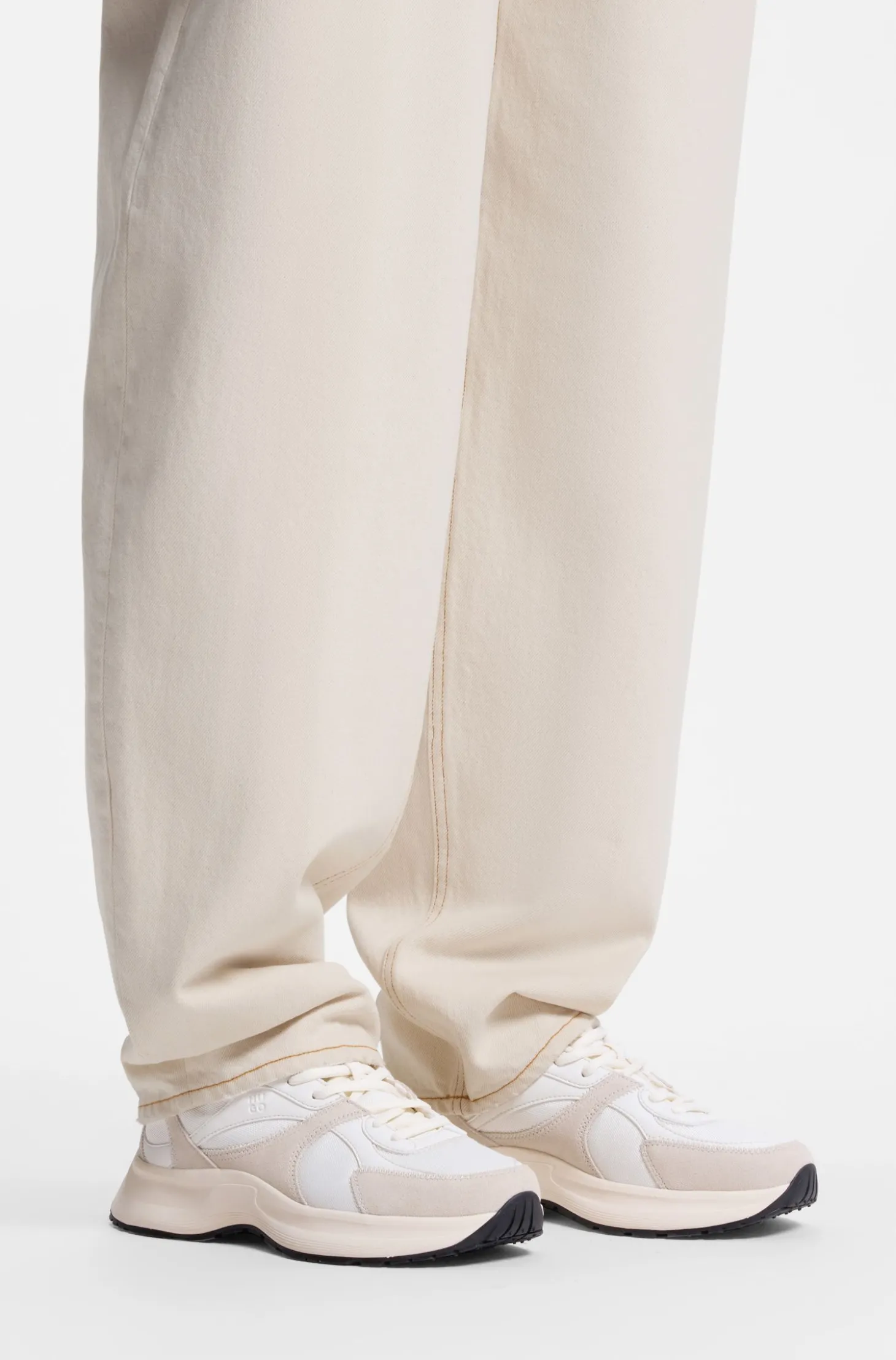 Sneakers aus Canvas, Leder und Veloursleder