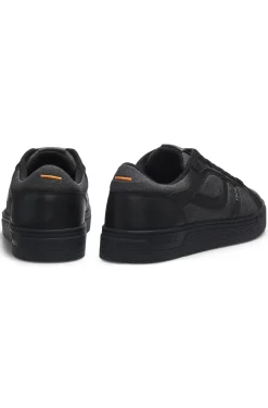 Sneakers aus Kunstleder mit Details in Denim-Optik