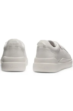 Sneakers aus Leder mit Cupsohle und roten Logo-Details