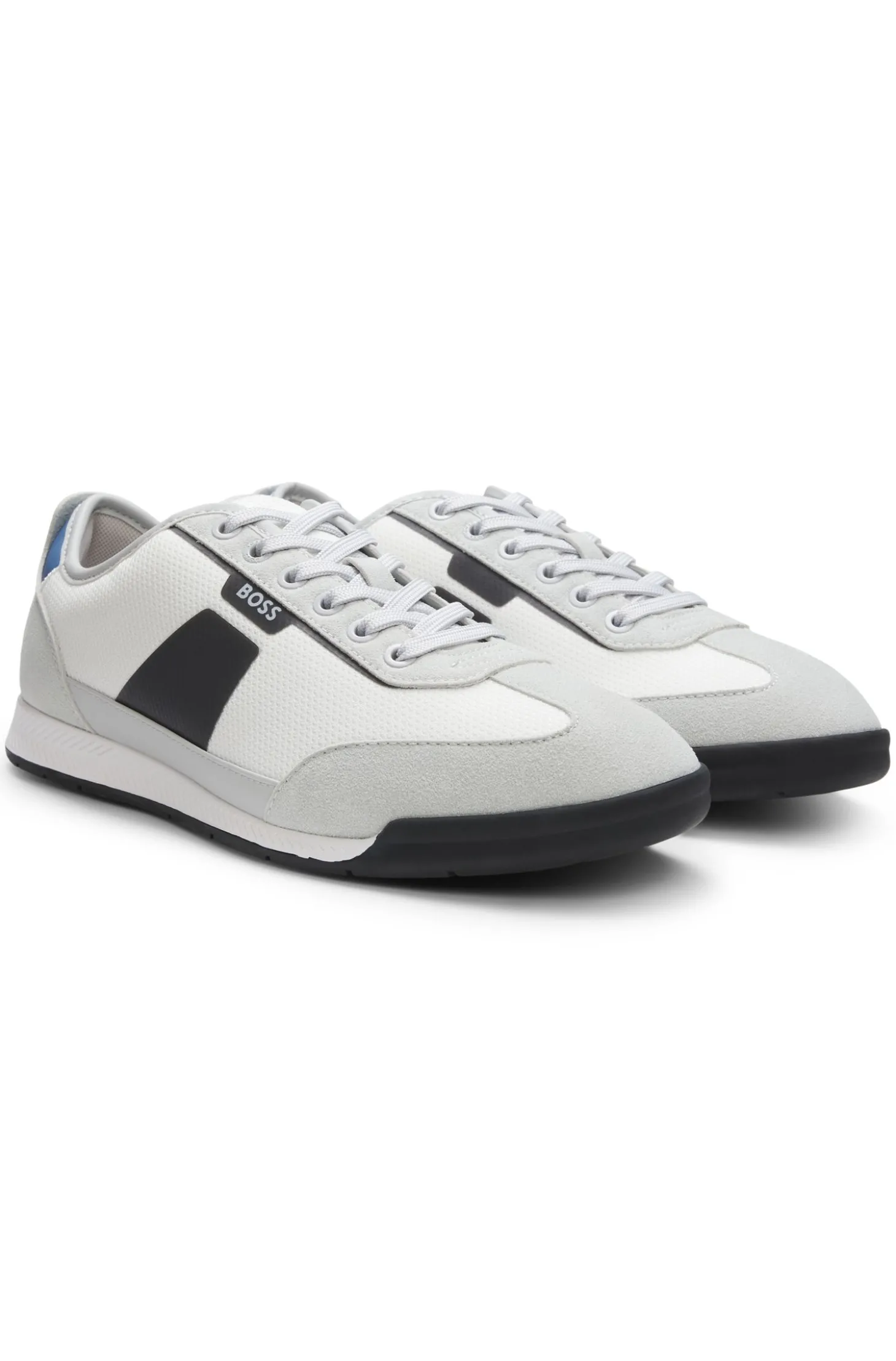 Sneakers aus verschiedenen Materialien mit gerippter Laufsohle