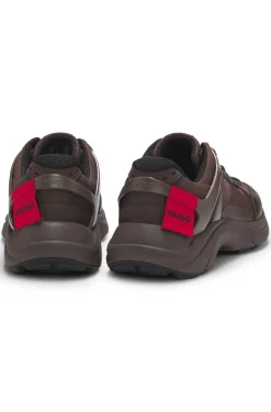 Sneakers aus verschiedenen Materialien mit Logo-Etikett