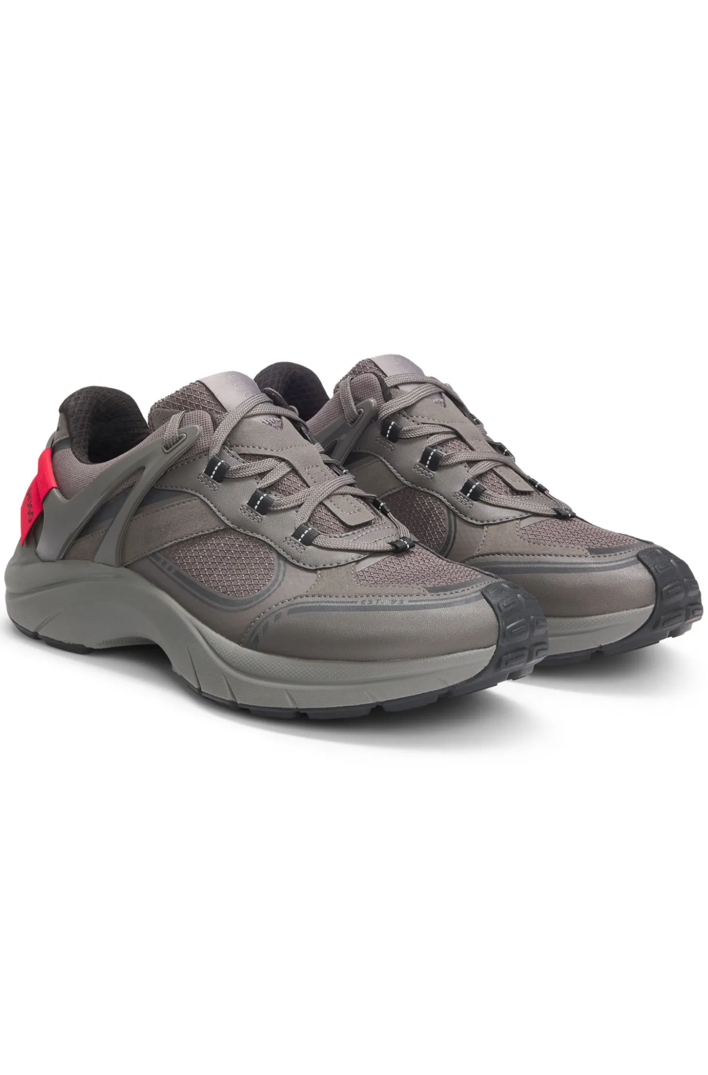 Sneakers aus verschiedenen Materialien mit Logo-Etikett