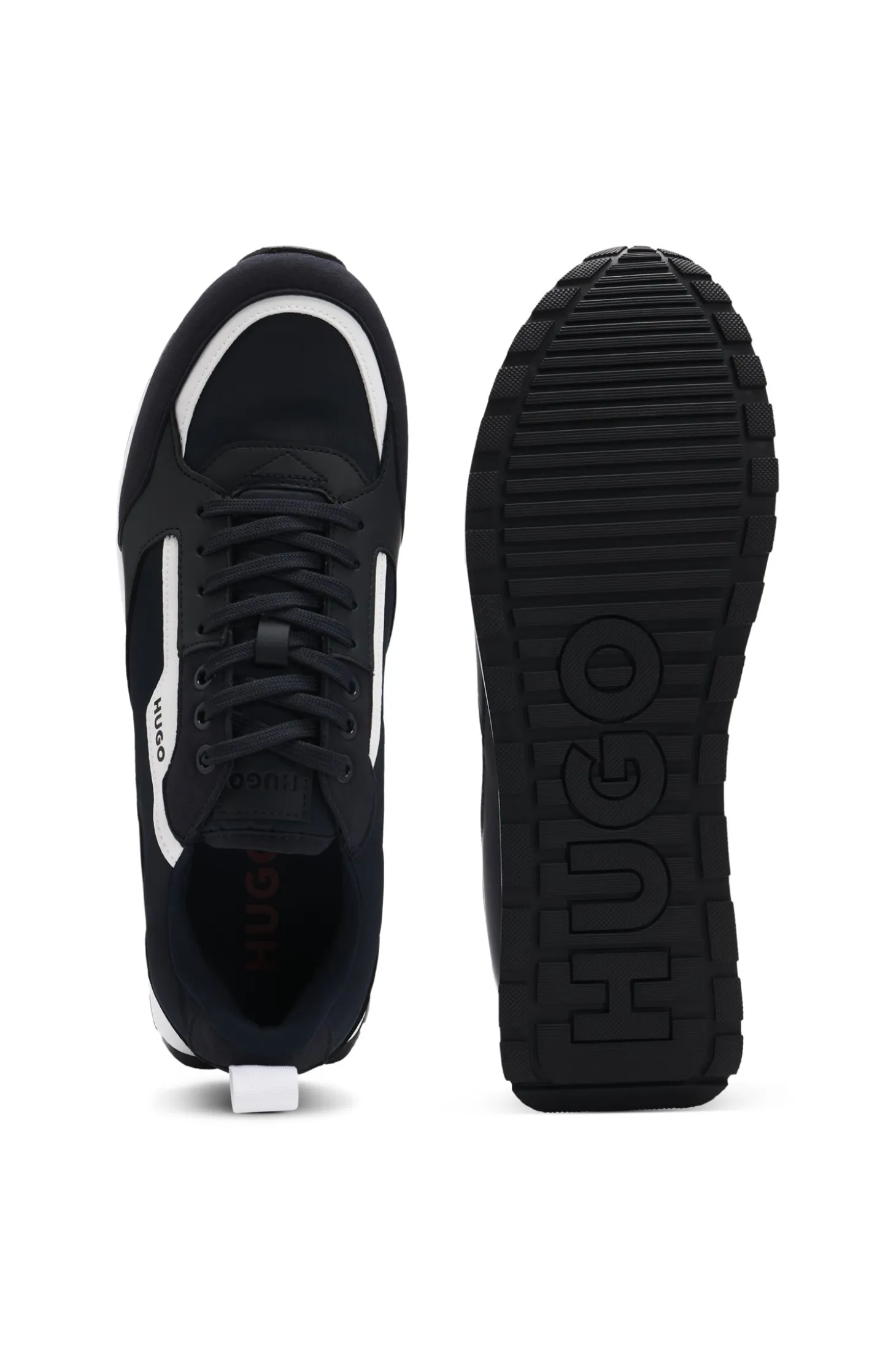 Sneakers aus verschiedenen Materialien mit Logo-Akzenten