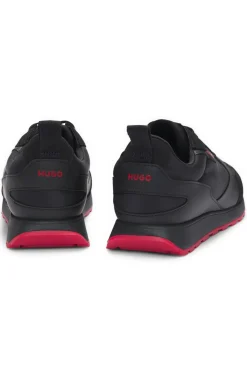 Sneakers aus verschiedenen Materialien mit Logo-Akzenten