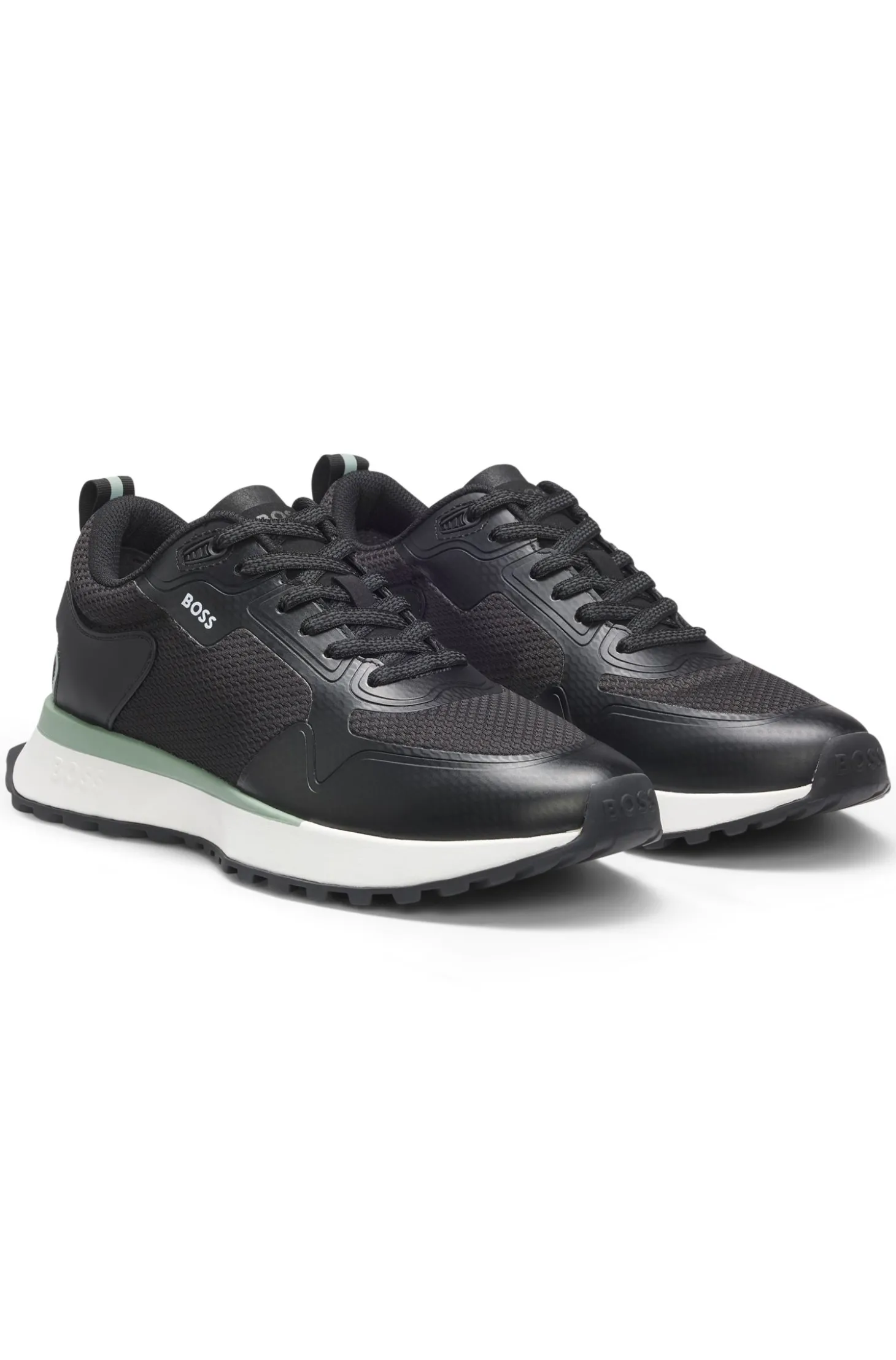 Sneakers aus verschiedenen Materialien mit Mesh und Logos
