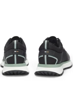 Sneakers aus verschiedenen Materialien mit Mesh und Logos