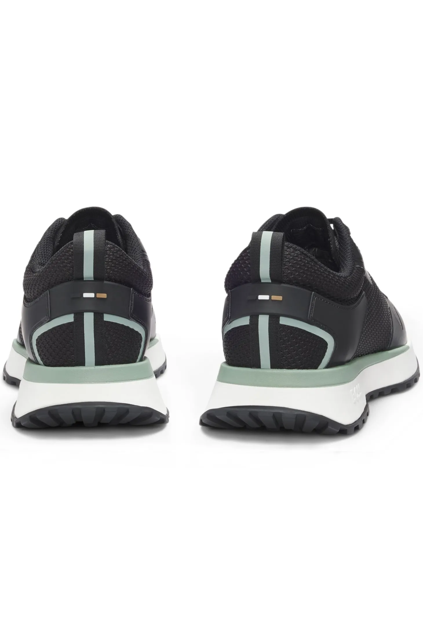 Sneakers aus verschiedenen Materialien mit Mesh und Logos