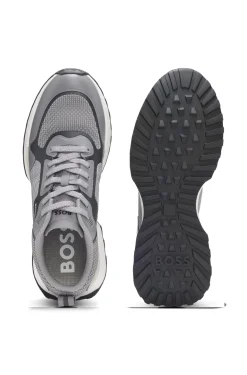 Sneakers aus verschiedenen Materialien mit Mesh und Logos