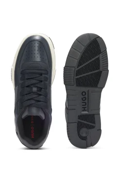 Sneakers mit Lackdetails und Schnürung