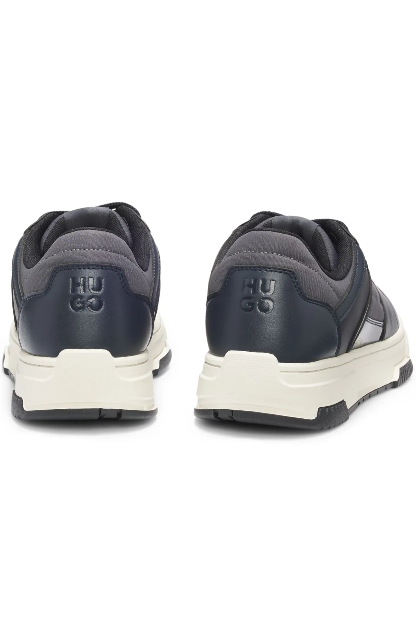 Sneakers mit Lackdetails und Schnürung