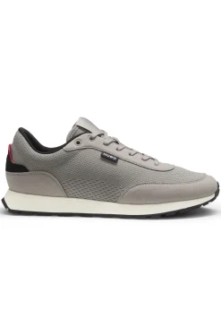 Sneakers mit Strick-Obermaterial und Logo-Fähnchen