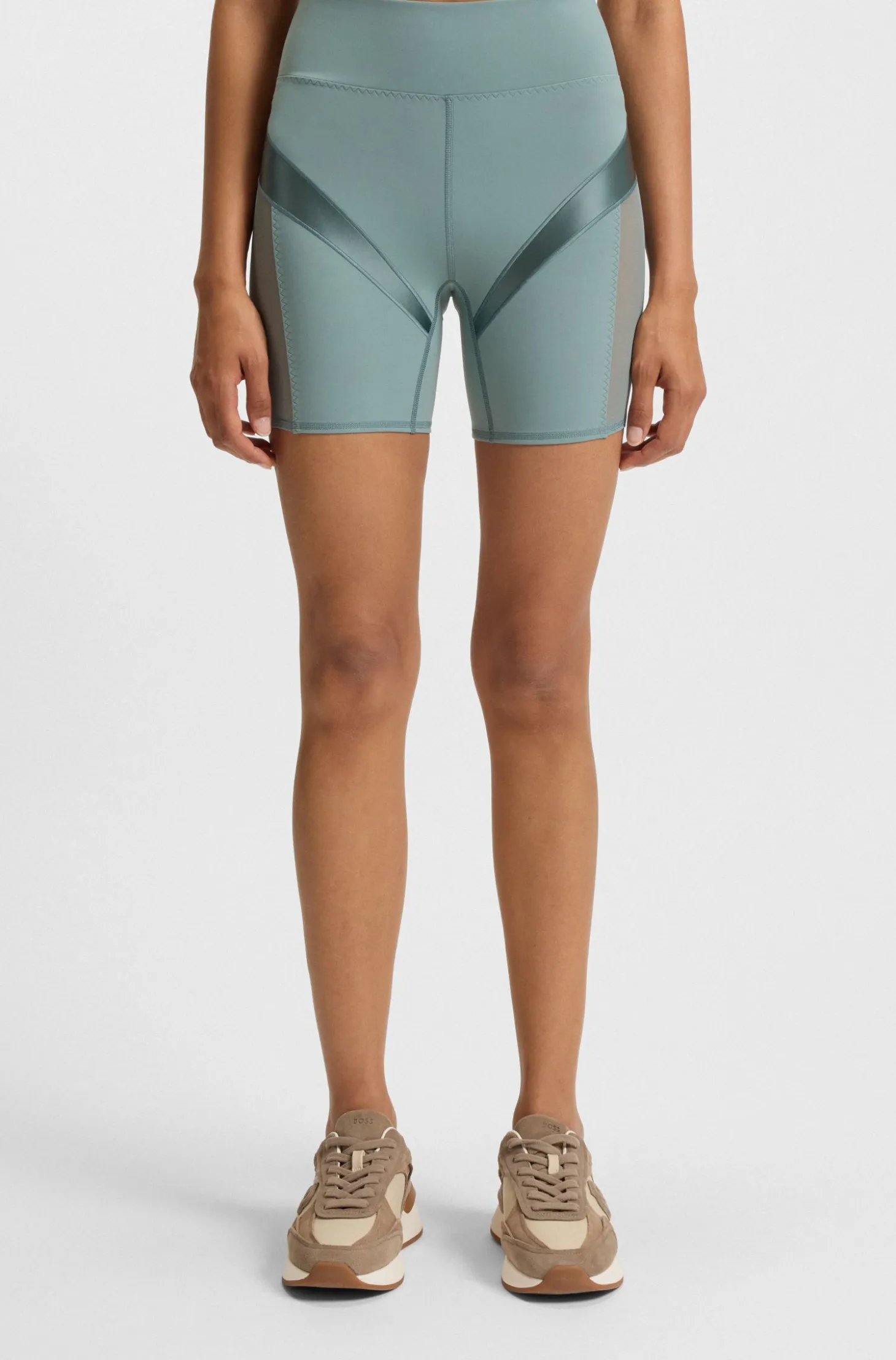 Sportive Cycling-Shorts mit hohem Bund und Mesh-Einsätzen