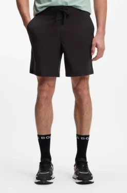 Sportive Shorts mit Vier-Wege-Stretch und wasserabweisendem Finish