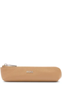 Stifte-Etui aus camelfarbenem genarbtem Leder mit Logo-Schriftzug