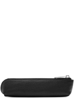 Stifte-Etui aus schwarzem genarbtem Leder mit Logo-Schriftzug