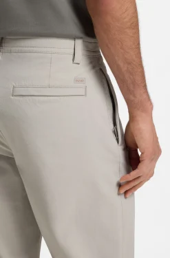 Straight-Tapered-Fit Chino aus Stretch-Gewebe