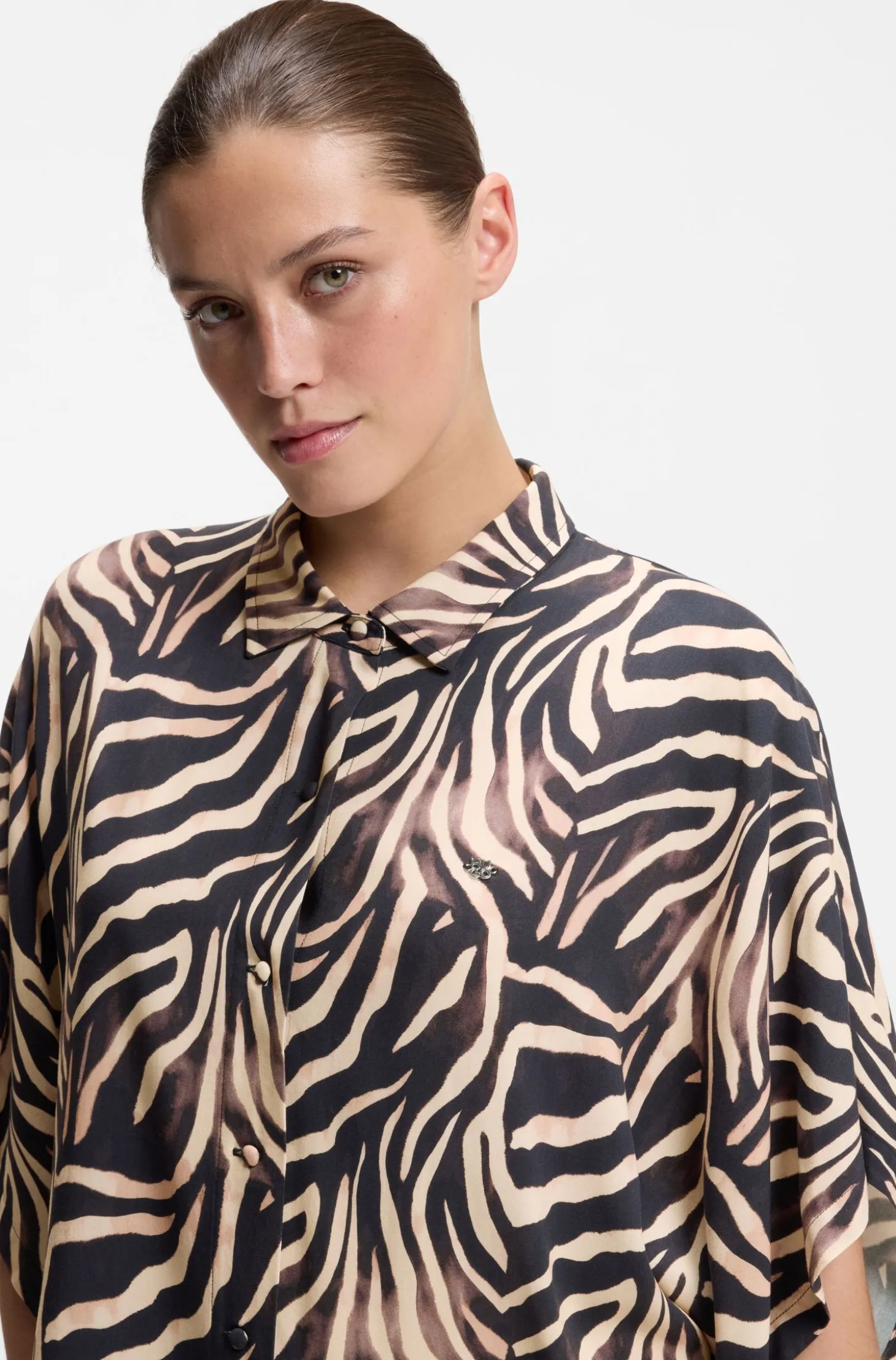 Strandkleid mit Print und Stacked-Logo-Besatz