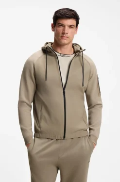 Strickjacke aus verschiedenen Materialien mit Jacquard-Grafik