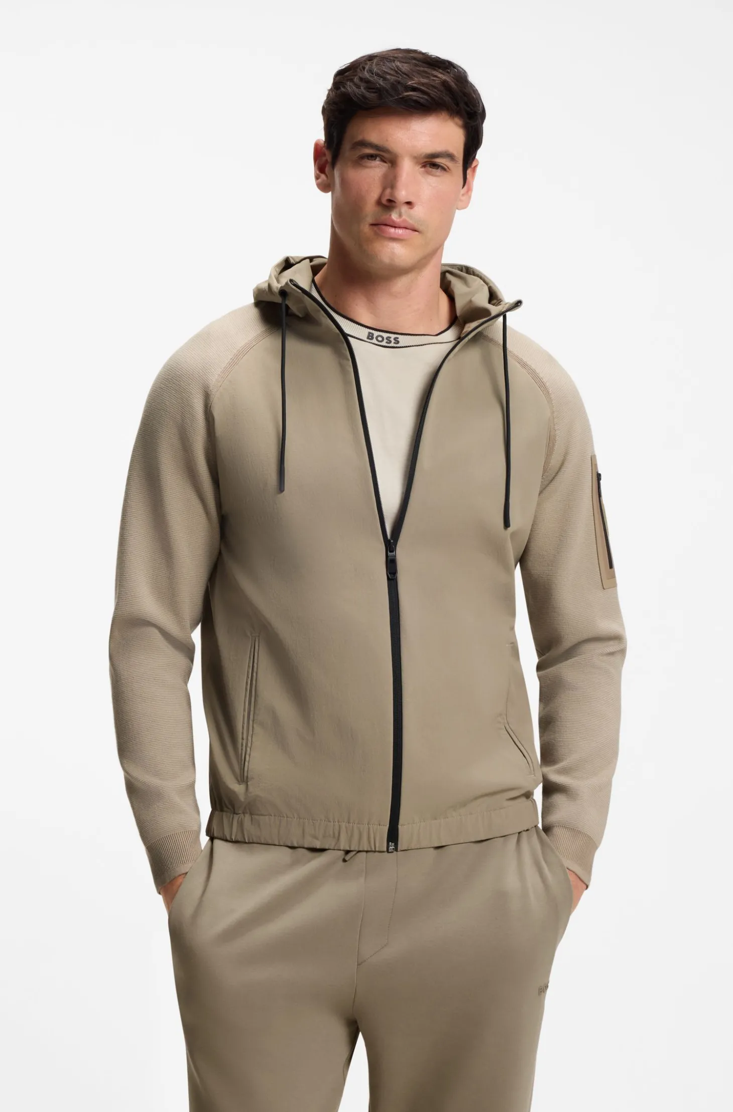 Strickjacke aus verschiedenen Materialien mit Jacquard-Grafik
