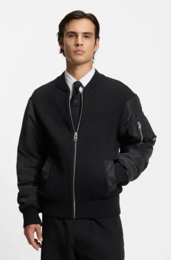 Strickjacke mit kontrastfarbenen Ärmeln