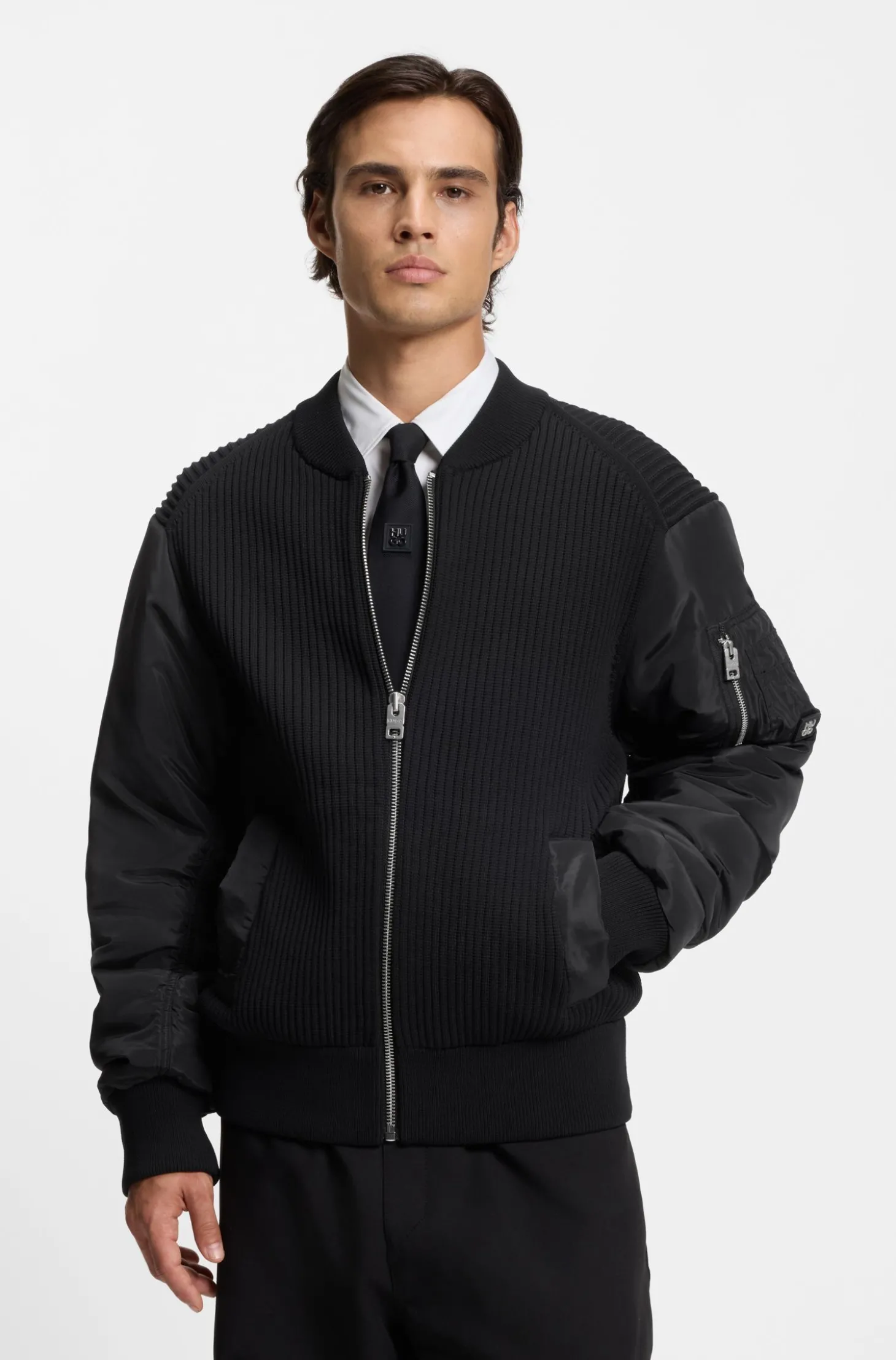 Strickjacke mit kontrastfarbenen Ärmeln