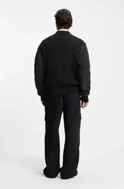 Strickjacke mit kontrastfarbenen Ärmeln