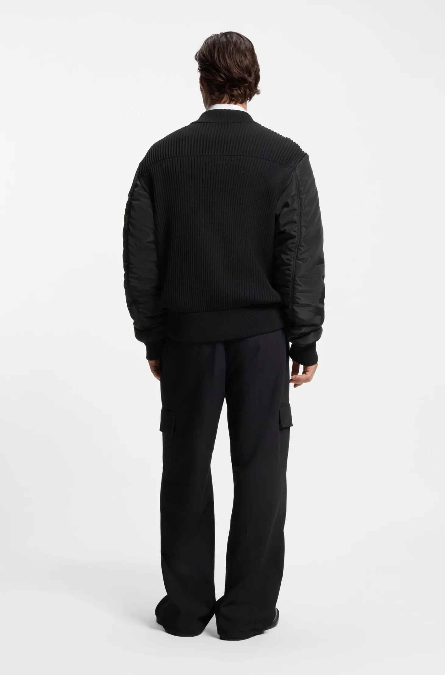 Strickjacke mit kontrastfarbenen Ärmeln