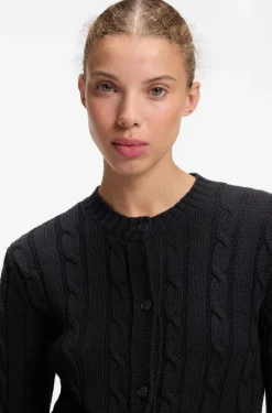 Strickjacke mit Zopfmuster und Knopfleiste