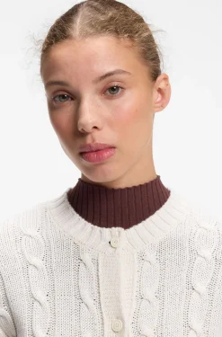 Strickjacke mit Zopfmuster und Knopfleiste