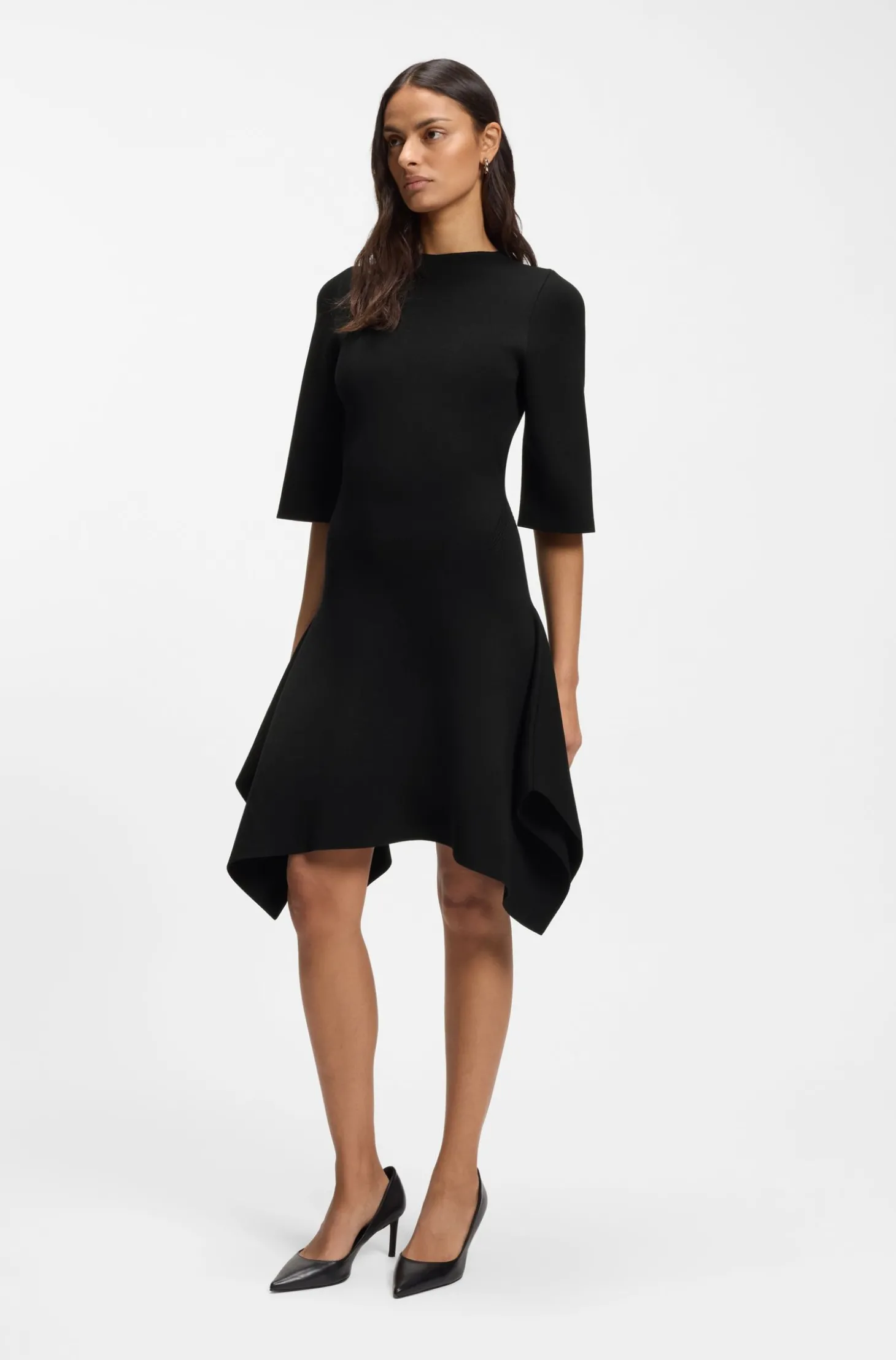 Strickkleid mit geformtem Saum
