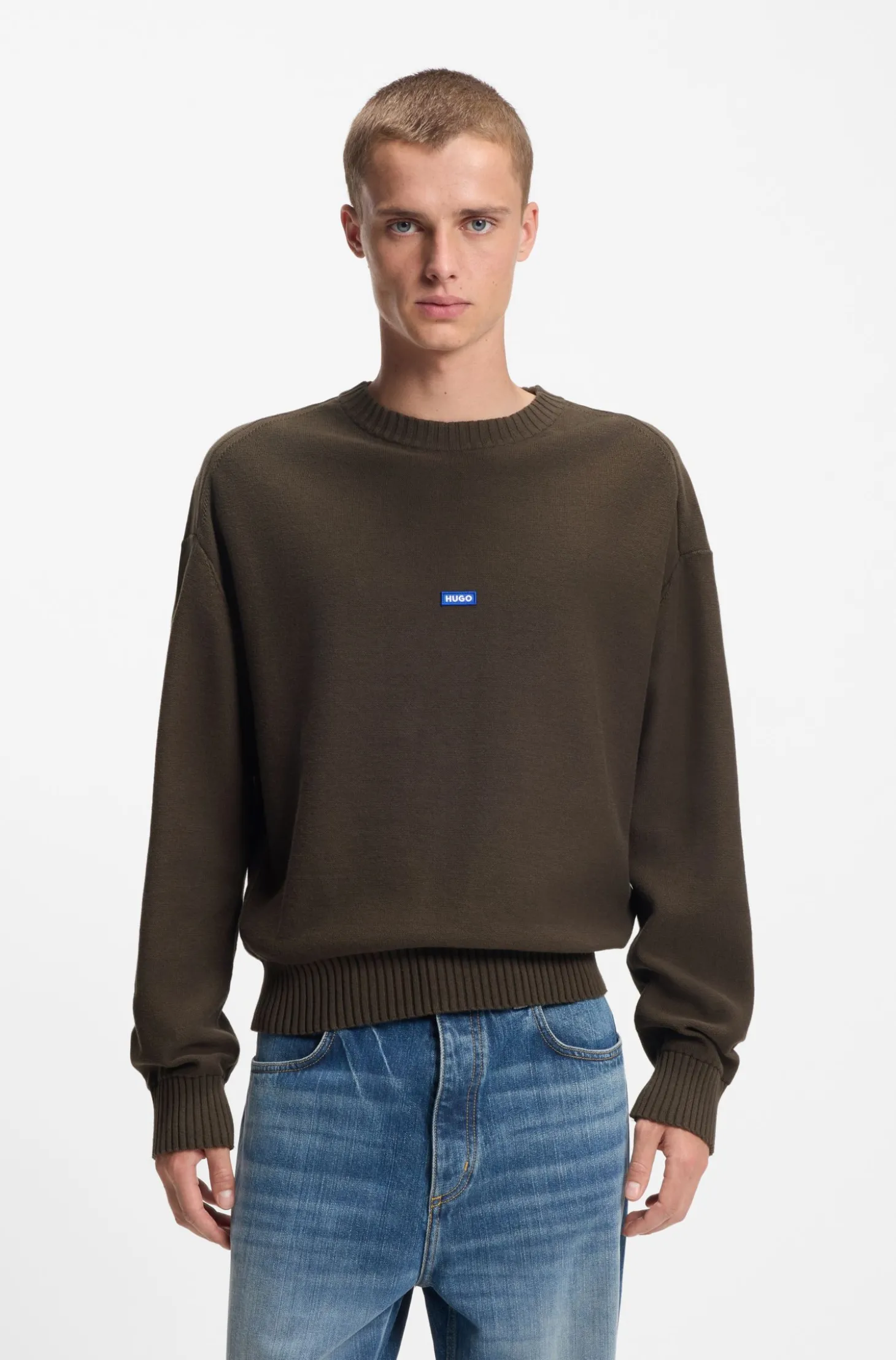 Strickpullover aus Baumwolle mit blauem Logo-Aufnäher