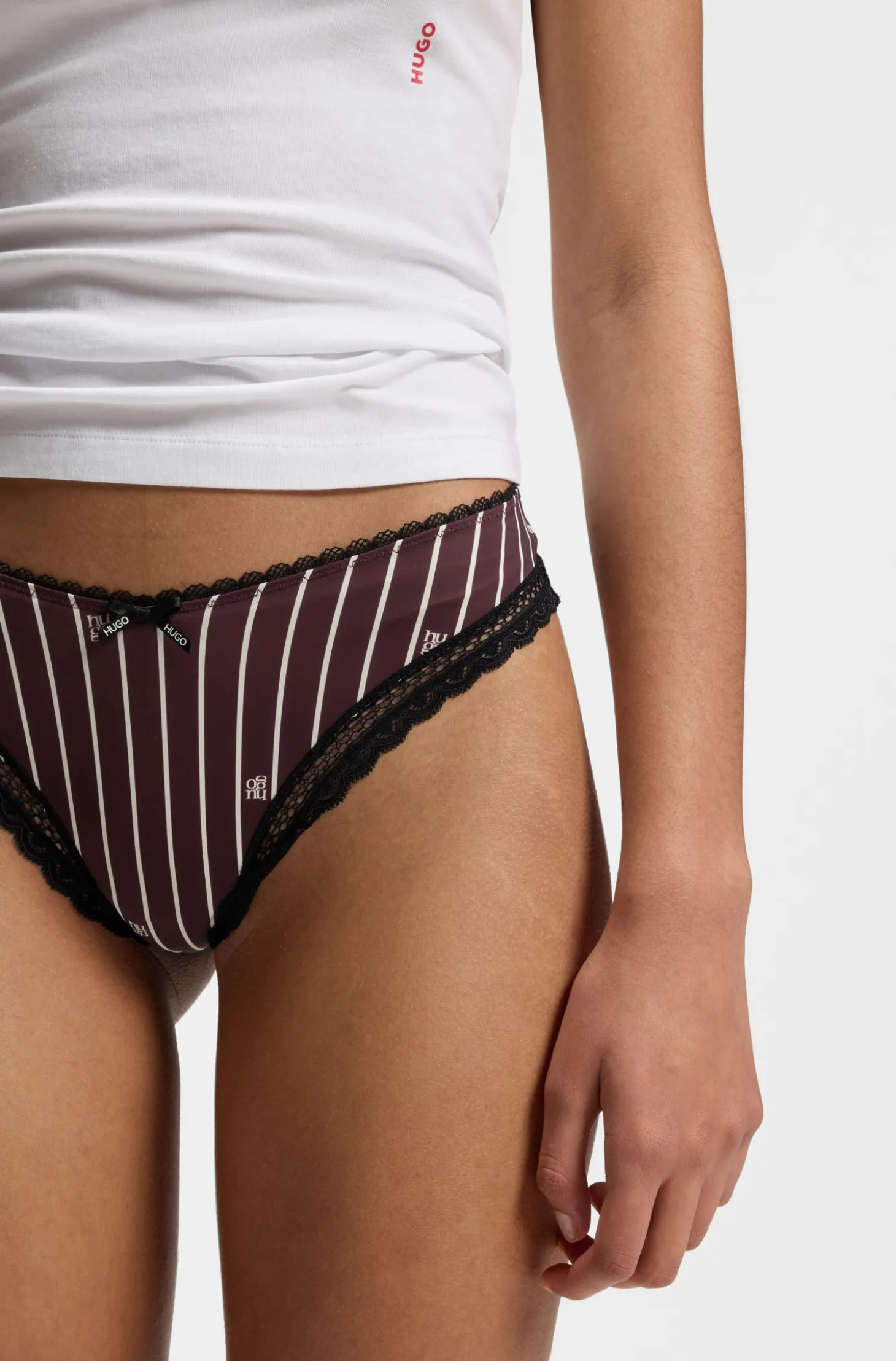 String aus elastischer Mikrofaser mit Spitzenbesatz