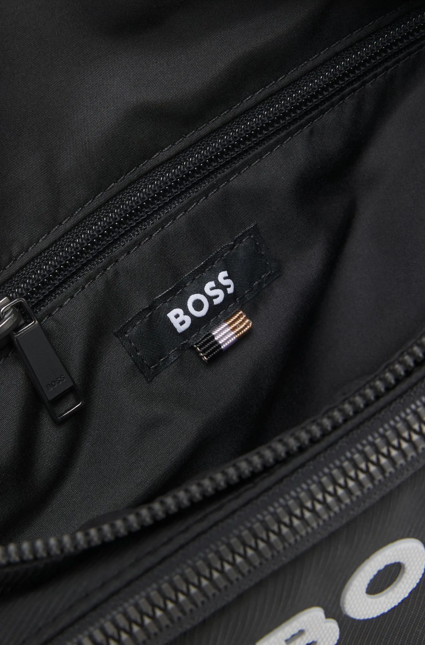 Strukturierte Gürteltasche mit kontrastfarbenem Logo