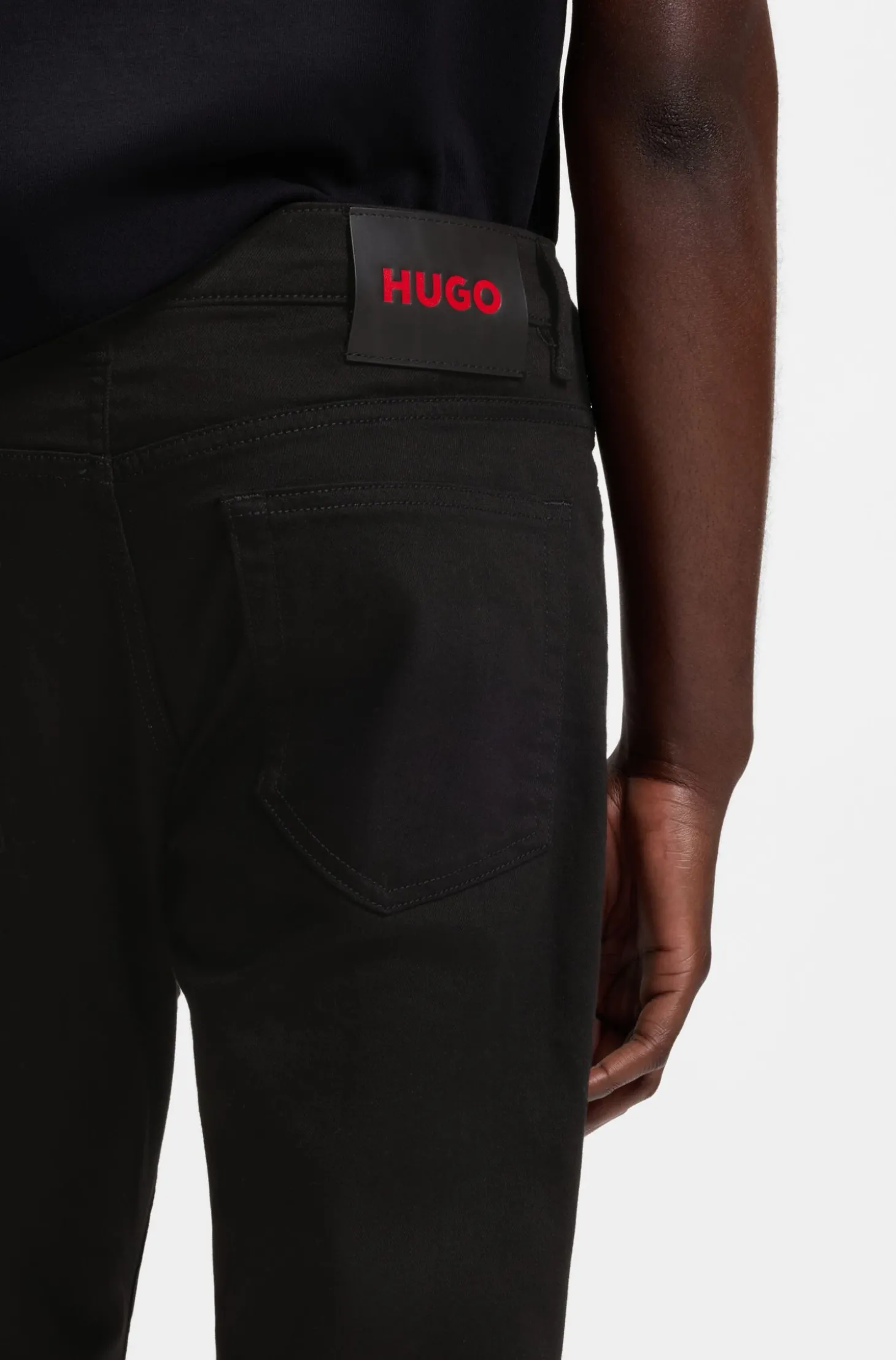 Superschwarze Slim-Fit Jeans aus Stretch-Denim