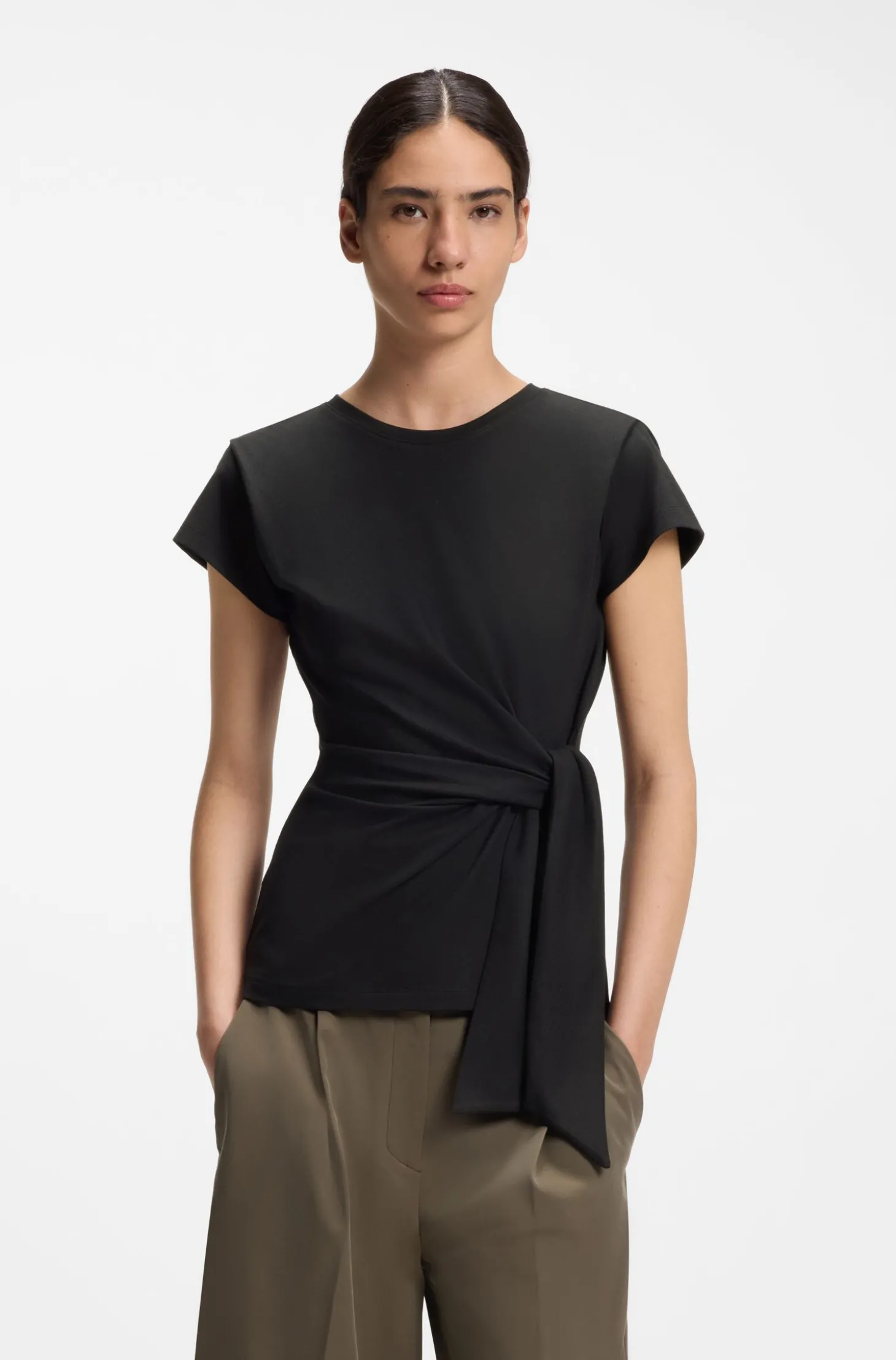 Tailliertes T-Shirt mit Knoten an der Taille