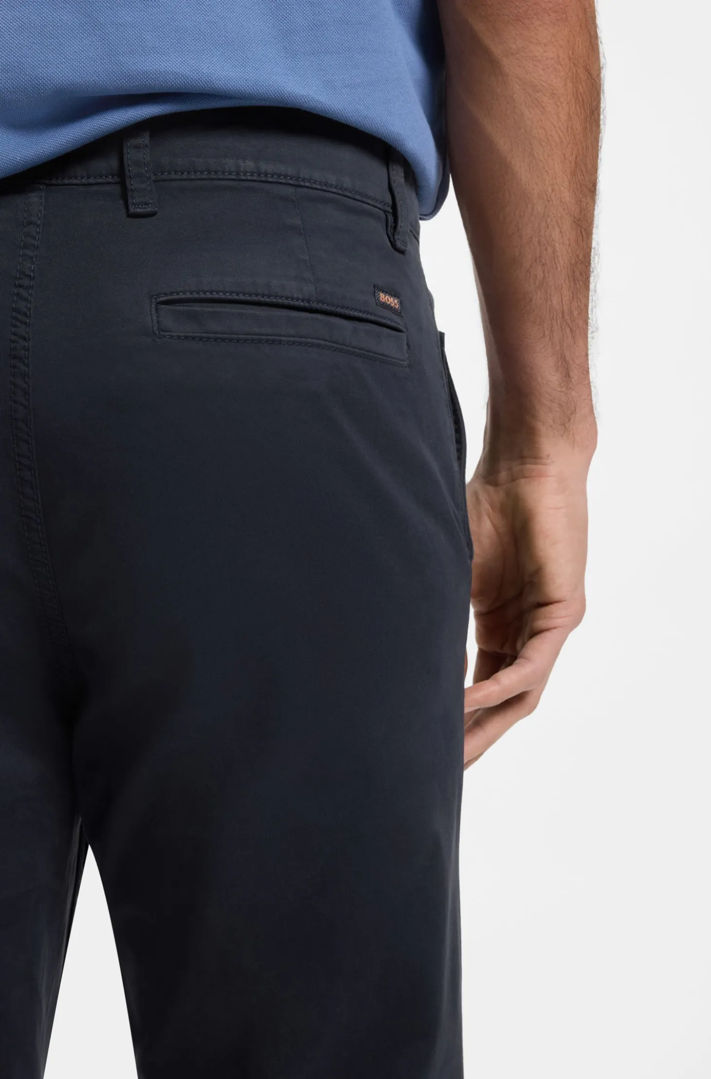 Tapered-Fit Hose aus Baumwoll-Satin mit Elasthan-Anteil